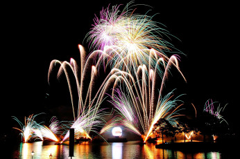 Картинка разное салюты фейерверки праздник ночь луна огни