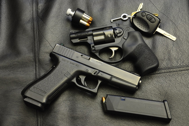Обои картинки фото оружие, револьвер, пистолет, магазин, ключи