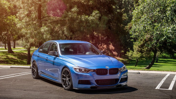 Картинка автомобили bmw стоянка синий бмв деревья парк