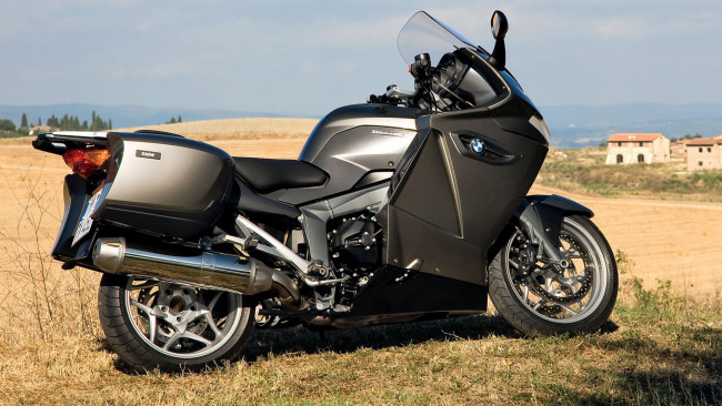 Обои картинки фото мотоциклы, bmw, поле, дома, бмв, мотоцикл