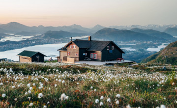 Картинка города -+здания +дома горы озера луга цветы коттедж