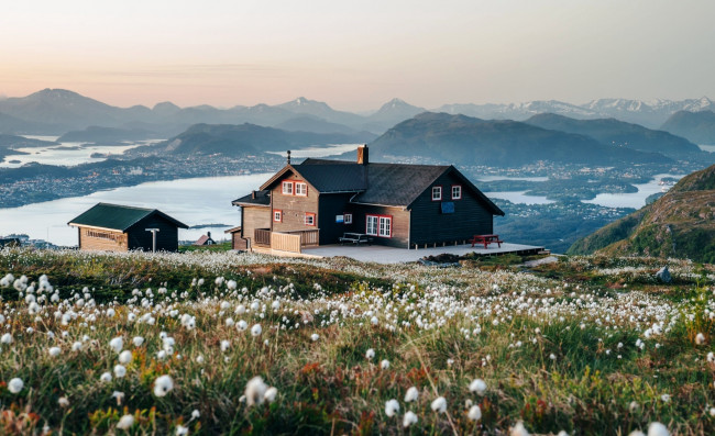 Обои картинки фото города, - здания,  дома, горы, озера, луга, цветы, коттедж