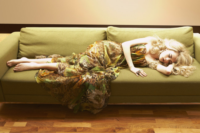 Обои картинки фото девушки, cara delevingne, модель, блондинка, диван, платье, кара, делевинь