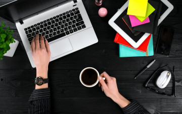 Картинка компьютеры мониторы +ноутбуки руки ручка вид сверху чашка кофе планшет блокноты смартфон ноутбук