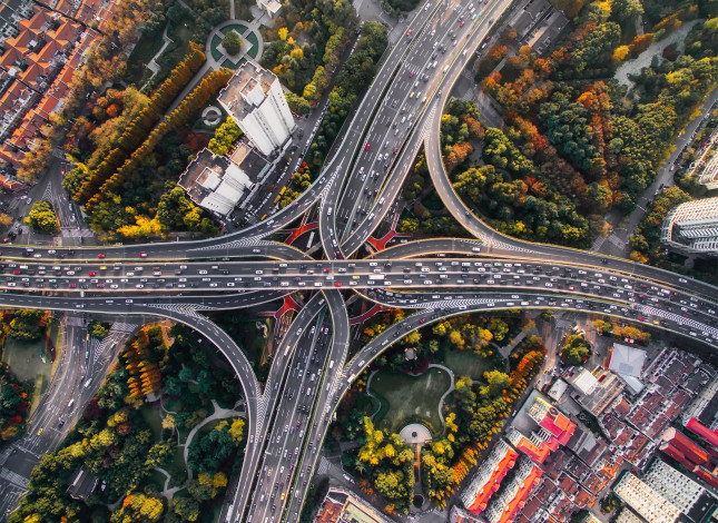 Обои картинки фото природа, дороги, вид, сверху, дома, машины, осень, город