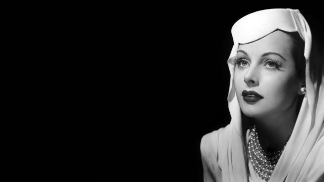 Обои картинки фото hedy lamarr, девушки, -unsort , Черно-белые обои, накидка, бусы, шляпка, голливуд, черно-белая, актриса, лицо, hedy, lamarr