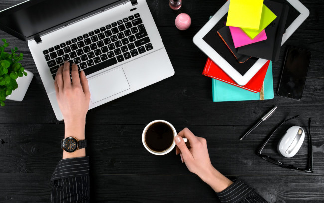 Обои картинки фото компьютеры, мониторы,  ноутбуки, руки, ручка, вид, сверху, чашка, кофе, планшет, блокноты, смартфон, ноутбук