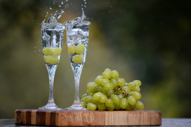 Обои картинки фото еда, виноград, ягоды, бокалы