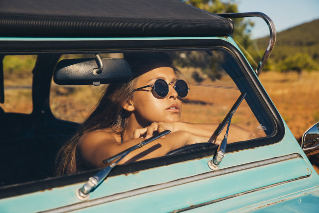 Обои картинки фото marisa papen, девушки, -unsort , блондинки,  светловолосые, лицо, блондинка, marisa, papen, машина, очки