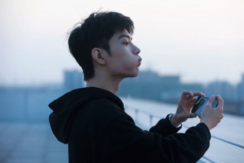 Картинка мужчины xiao+zhan лицо толстовка щеки телефон ограждение