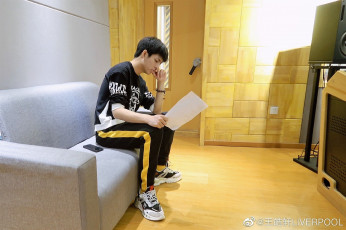 Картинка мужчины wang+hao+xuan актер диван комната сценарий