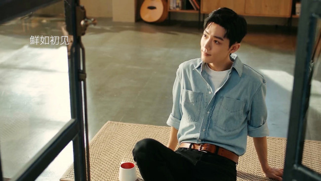 Обои картинки фото мужчины, xiao zhan, актер, чашка, окно, коврик