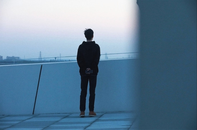 Обои картинки фото мужчины, xiao zhan, актер, телефон, ограждение