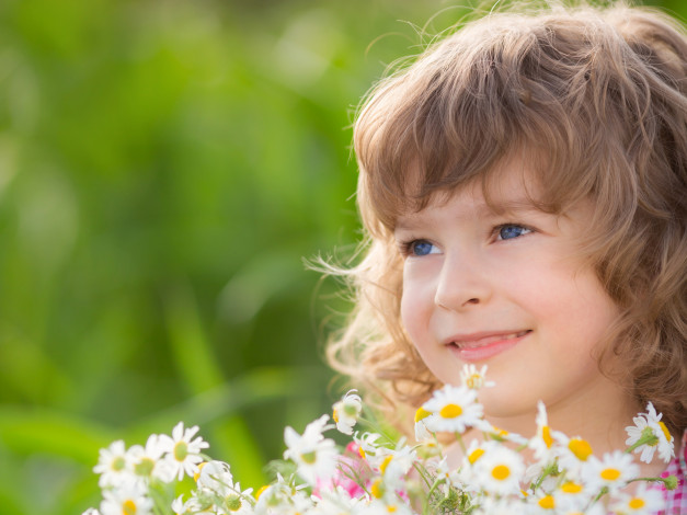Обои картинки фото разное, дети, ребенок, лицо, букет, ромашки