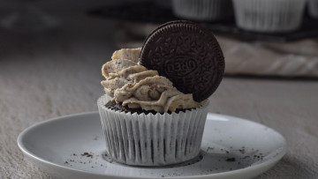 Картинка капкейк еда пирожные +кексы +печенье топпинг взбитые сливки десерт синий фон