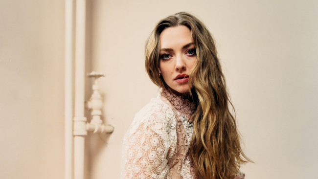 Обои картинки фото девушки, amanda seyfried, лицо, блондинка, блузка, трубы