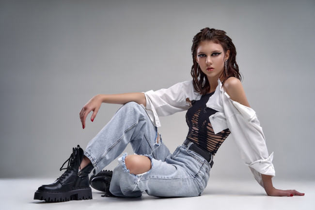 Обои картинки фото девушки, - брюнетки,  шатенки, брюнетка, поза, серьги, рваные, джинсы