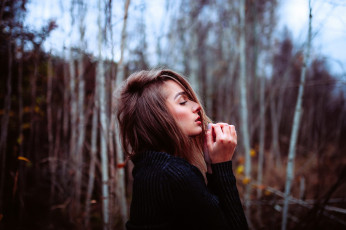 Картинка девушки -+брюнетки +шатенки шатенка свитер лес осень