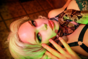 Картинка девушки алиса+арефьева образ косплей наряд блондинка белье змея