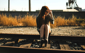 Картинка девушки -+рыжеволосые+и+разноцветные рыжая куртка юбка промзона трава рельсы