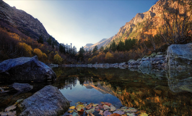Обои картинки фото природа, реки, озера, горы, лес, осень, озеро, камни, листья