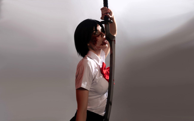 Обои картинки фото девушки, светлана хофман , lunny chan, образ, косплей, наряд, костюм, язык, кровь, меч, оружие, блузка, бант