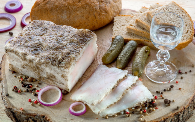 Обои картинки фото еда, мясные блюда, водка, хлеб, сало, огурцы