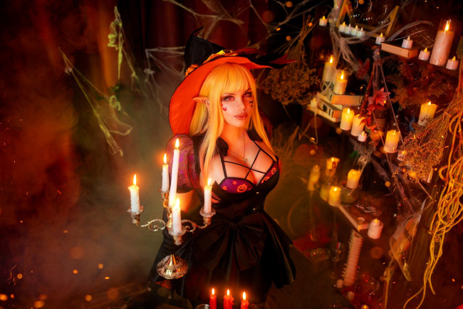 Обои картинки фото девушки, алиса арефьева, хэллоуин, образ, косплей, ведьма, костюм, наряд, шляпа, платье, тыквы, белье, свечи