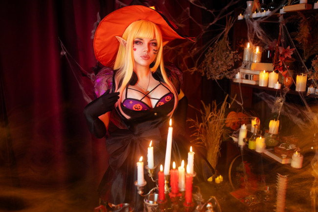 Обои картинки фото девушки, алиса арефьева, хэллоуин, образ, косплей, ведьма, костюм, наряд, шляпа, платье, тыквы, белье, свечи