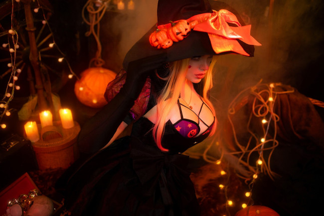 Обои картинки фото девушки, алиса арефьева, хэллоуин, образ, косплей, ведьма, костюм, наряд, шляпа, платье, тыквы, белье, свечи