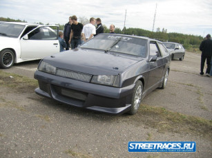 Картинка автомобили выставки уличные фото