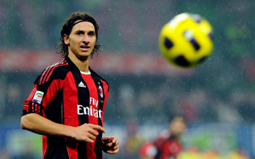 Картинка спорт футбол football смотрит милан zlatan ibrahimovic