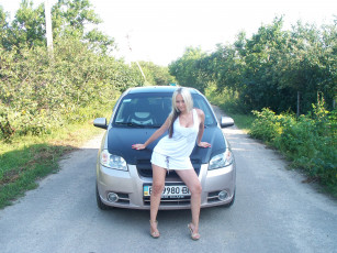 Картинка автомобили авто девушками автомобиль девушка дорога