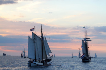 Картинка корабли парусники море облака