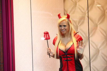 Картинка Sophie+Reade девушки   декольте карнавальный костюм