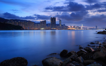 Картинка города огни ночного вода небоскребы вечер