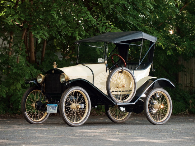 Обои картинки фото автомобили, классика, автомобиль, дорога, деревья, забор