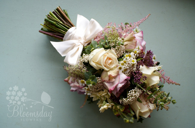 Обои картинки фото цветы, букеты, композиции, ромашки, левкой, бант, розы