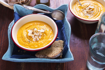 Картинка carrot coconut soup еда первые блюда суп-пюре хлеб вода