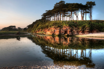 Картинка природа реки озера сосны галька крутой берег река отмель отражение