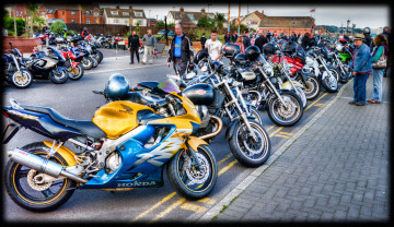 Картинка мотоциклы разные вместе слет байки шлемы