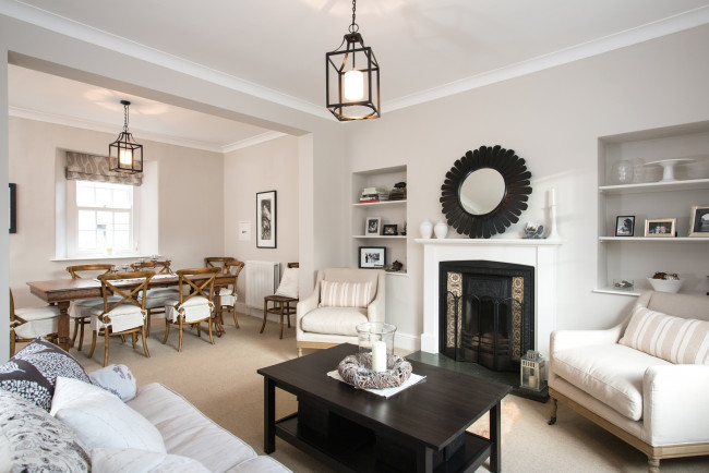 Обои картинки фото интерьер, гостиная, камин, зеркало, диваны