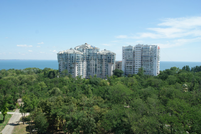 Обои картинки фото одесса, города, здания, дома, зелень, море, небо