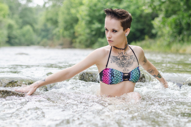 Обои картинки фото девушки, -unsort , брюнетки,  шатенки, руки, тату, модель, река