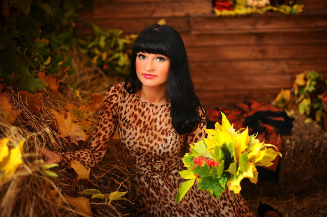 Обои картинки фото девушки, -unsort , брюнетки,  шатенки, листья, букет, улыбка, брюнетка, сено