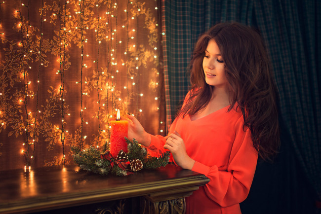 Обои картинки фото девушки, -unsort , брюнетки,  шатенки, праздник, гирлянды, свеча, девушка