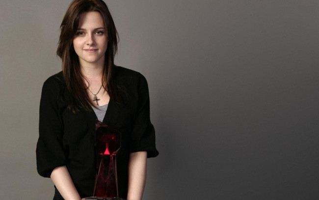 Обои картинки фото девушки, kristen stewart, кристен, стюарт, крест, улыбка, актриса