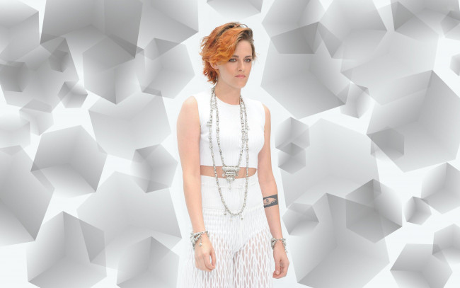 Обои картинки фото девушки, kristen stewart, татуировка, рыжая, кристен, стюарт, актриса, ожерелье, браслеты