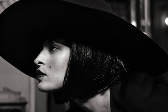 Обои картинки фото девушки, eva mendes, актриса, ева, мендес, черно-белая, профиль, шляпа