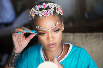 Картинка музыка rihanna рианна певица лицо стразы диадема тату